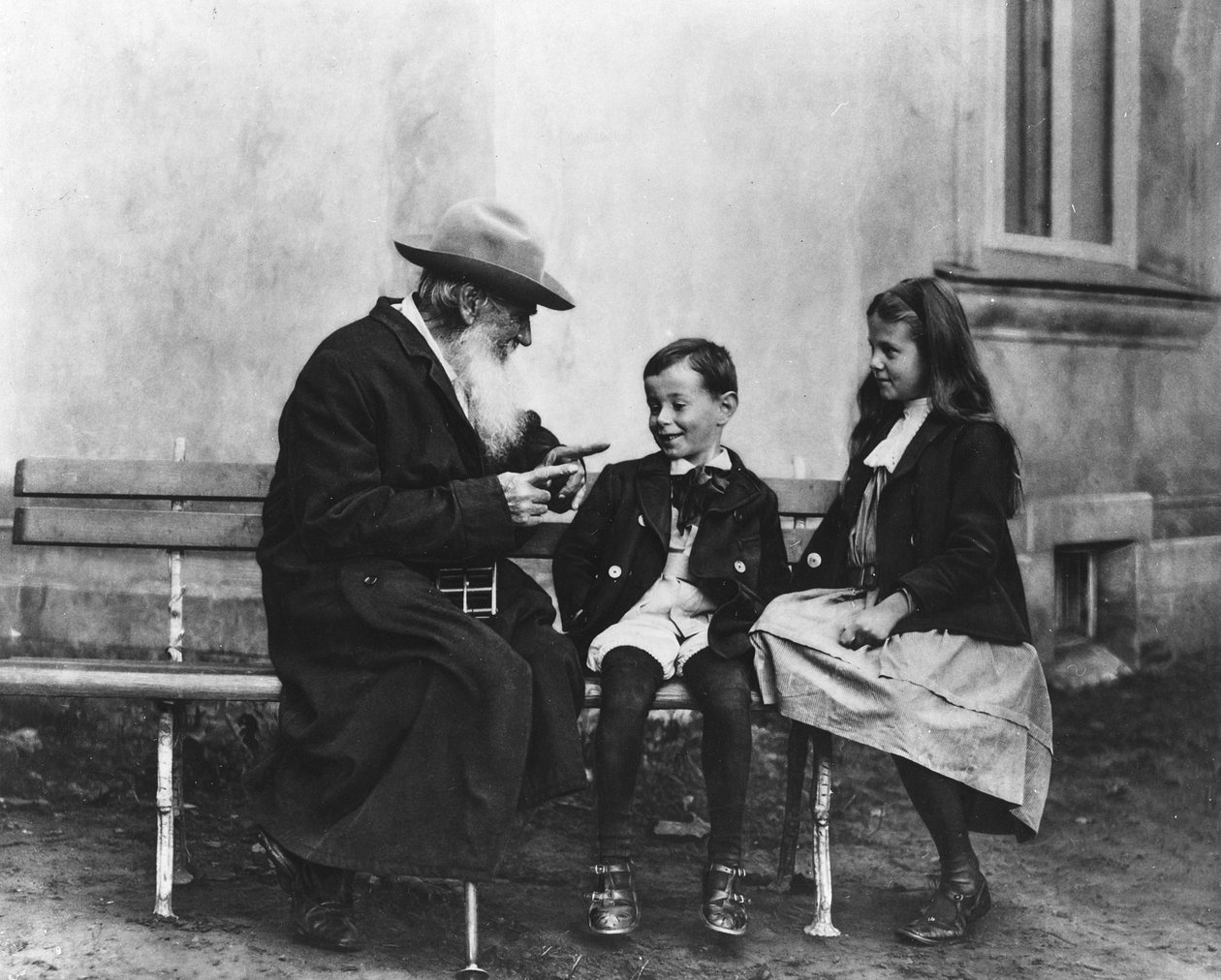 Porträt von Lev Nikolaevich Tolstoi (1828-1910) mit seinen Enkeln von Russian Photographer
