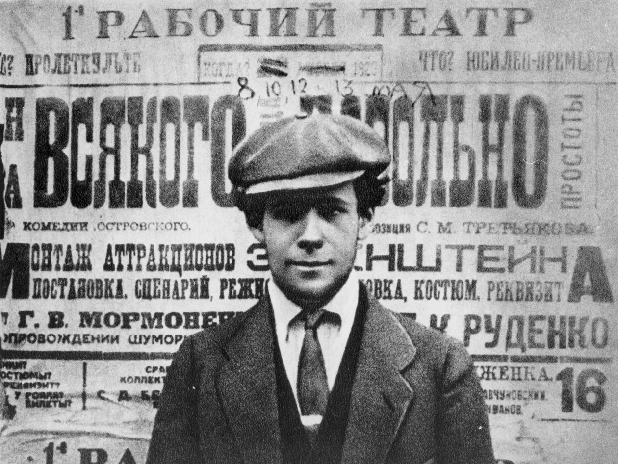 Sergei Eisenstein (1898-1948) vor einem Plakat für das Stück Sagesse, 1923, aus Serge Eisenstein, Reflexions dun Cineaste, veröffentlicht in Moskau, 1958 von Russian Photographer