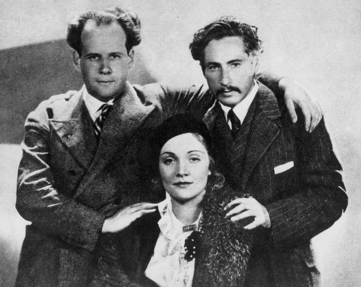 Sergei Eisenstein (1898-1948) mit Marlene Dietrich (1901-92) und Joseph Sternberg (1894-1969) im Jahr 1930, aus Serge Eisenstein, Reflexions dun Cineaste, veröffentlicht in Moskau, 1958 von Russian Photographer
