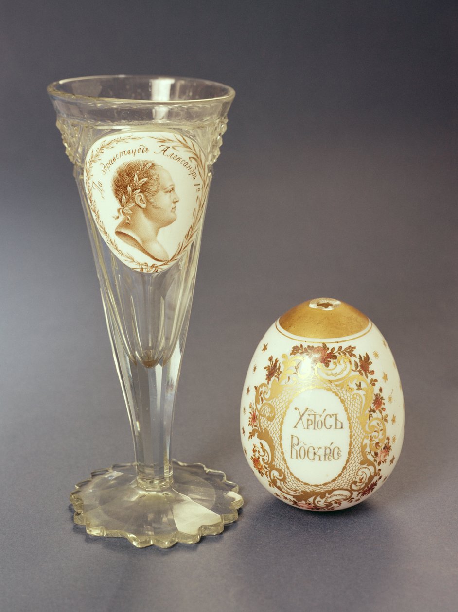 Weinglas mit undurchsichtiger Plakette mit Porträt von Alexander I, ca. 1820, und Osterei mit der Inschrift Christus ist auferstanden, ca. 1840 von Russian School