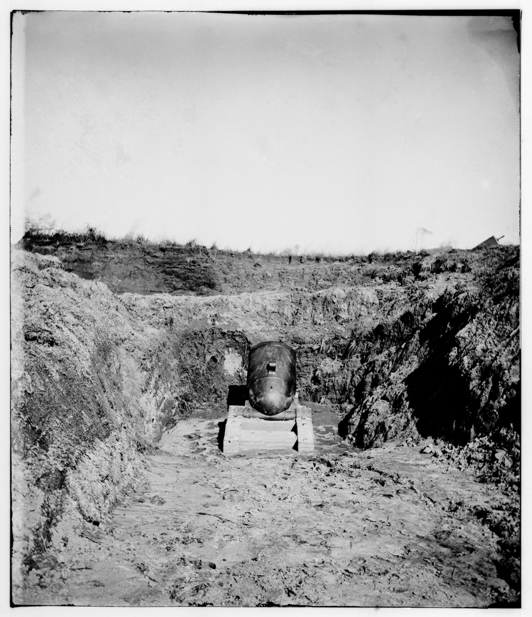 Im Schlamm steckender konföderierter Mörser in Fort McAlister, nahe Savannah, Georgia, 1864 von Samuel A. Cooley