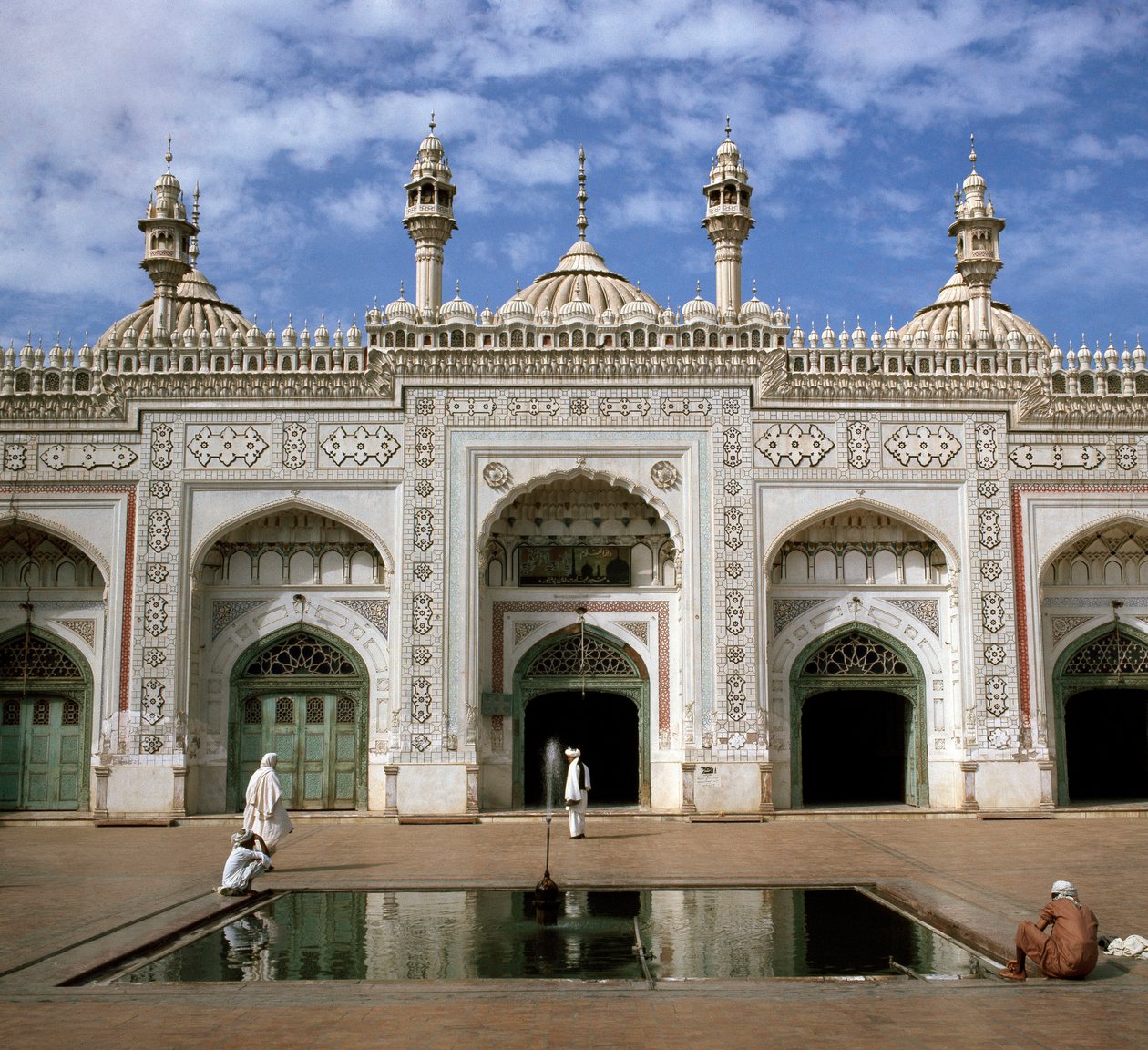 Ansicht der Moschee Mohabbat Khan aus dem 17. Jahrhundert von School Pakistani