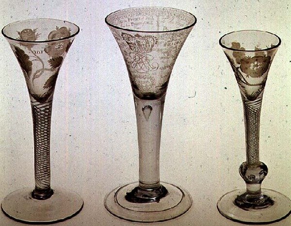 Jakobitisches Glas: von links nach rechts: Weinglas mit Trompetenschale, 1745; Amen-Glas, James VIII von Schottland, 1725; Weinglas mit Trompetenschale, 1750 von Scottish School