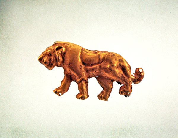 Schreitender Löwe, Ornament von einem Begräbnisbaldachin, spätes 3. Jahrtausend v. Chr. (Gold) von Scythian