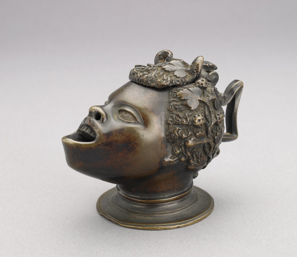 Lampe oder Tintenfass in Form des Kopfes eines afrikanischen Jungen; Klappdeckel und eckiger Griff, ca. 1510-30 von Severo da Ravenna