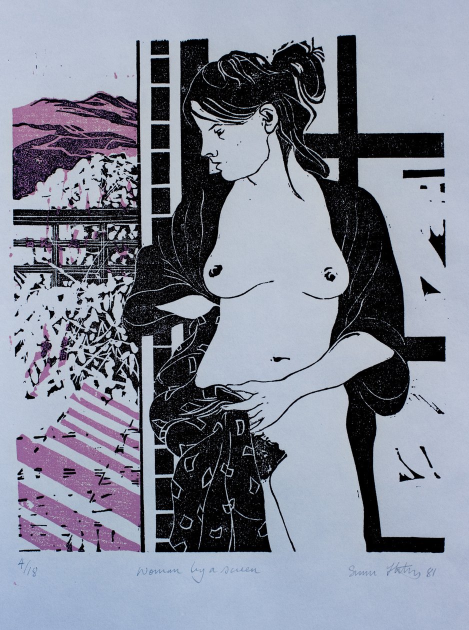 Frau bei einem Paravent von Simon Fletcher