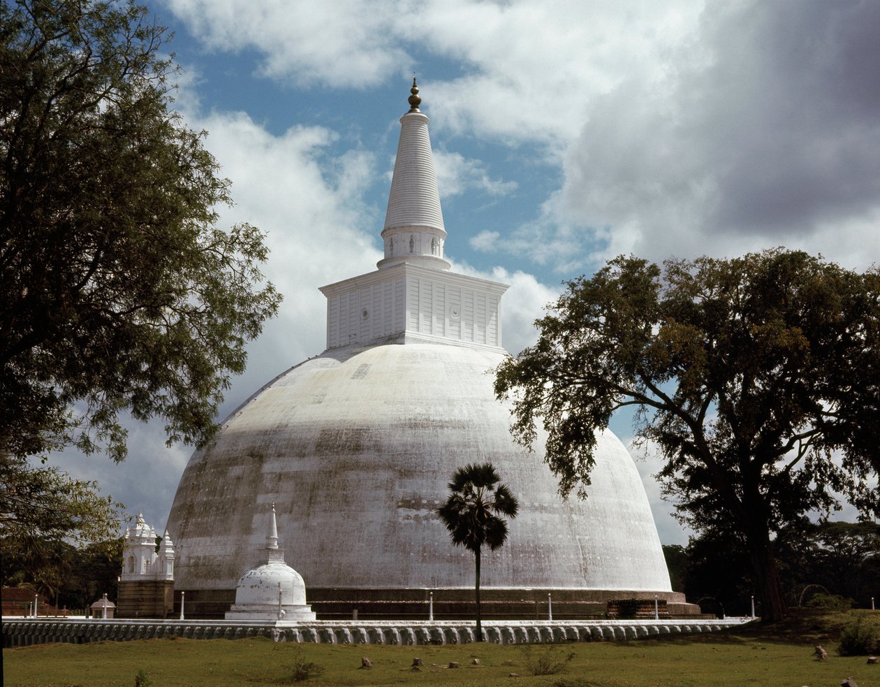 Ansicht der Ruwanwelisaya-Stupa von Sri Lankan School