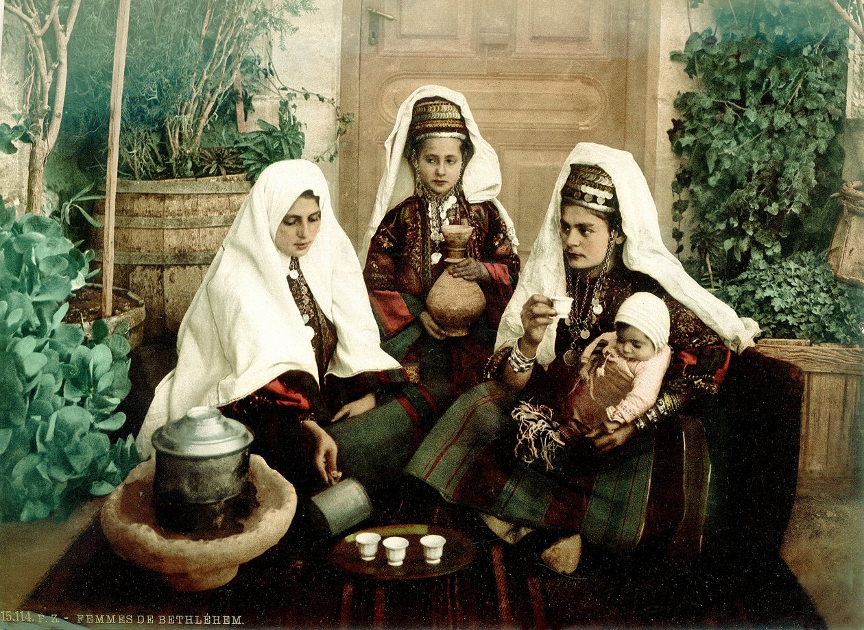 Gruppe arabischer Frauen aus Bethlehem beim Kaffeetrinken, ca. 1880-1900 von Swiss Photographer