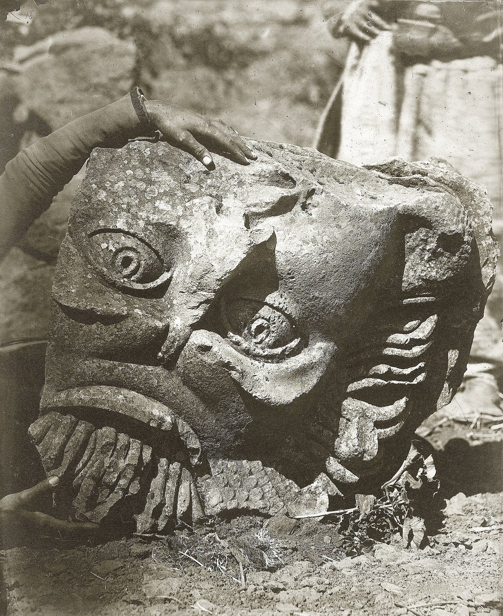 Antiker Kopf in Kunawat, Syrien, 1875 von Tancrede Dumas