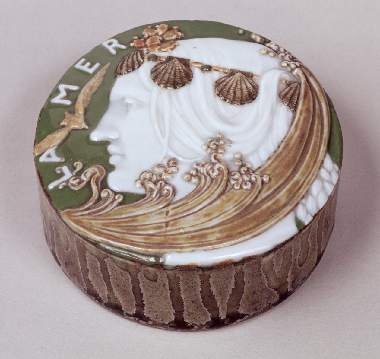 Sèvres-Papiergewicht, eingeritzte und aufgebrachte Reliefdekoration, 1900 von Taxile Maximin Doat
