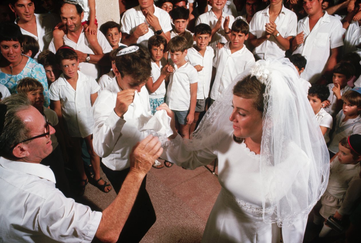 Kibbutzniks tanzen um Braut und Bräutigam von Ted Spiegel