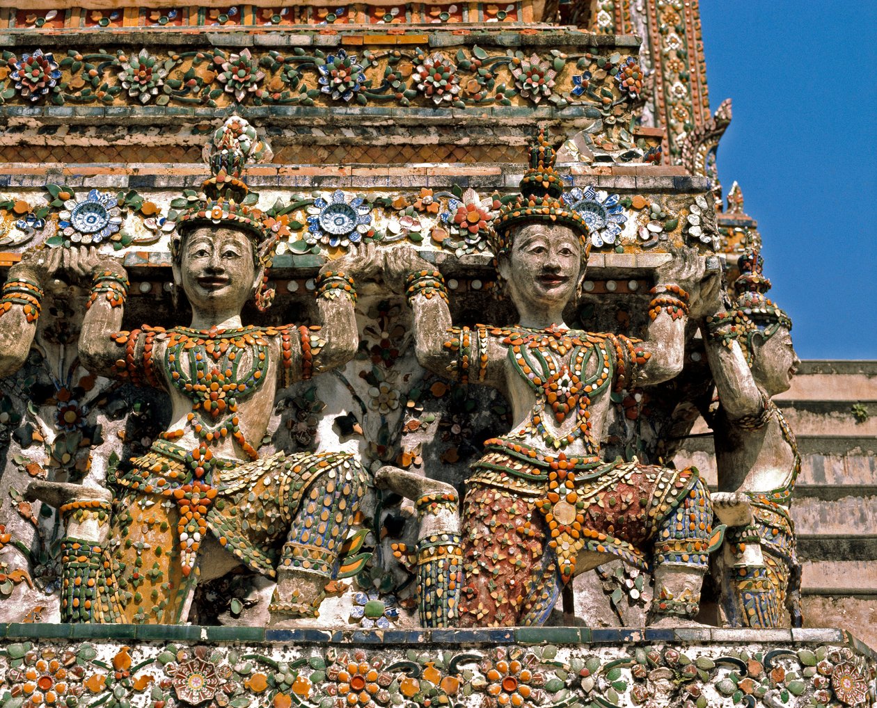 Karyatiden des Tempels Wat Arun von Thai School