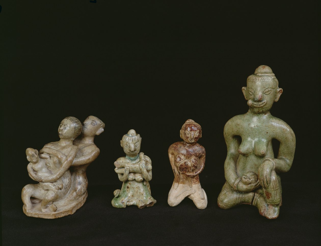Figuren einer Mutter und eines Kindes (Terrakotta) von Thai School