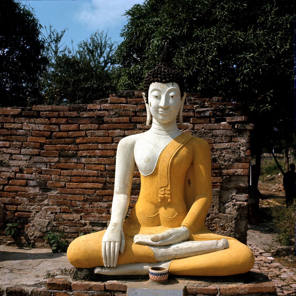 Eine Buddha-Statue außerhalb des Tempels von Thai Thai