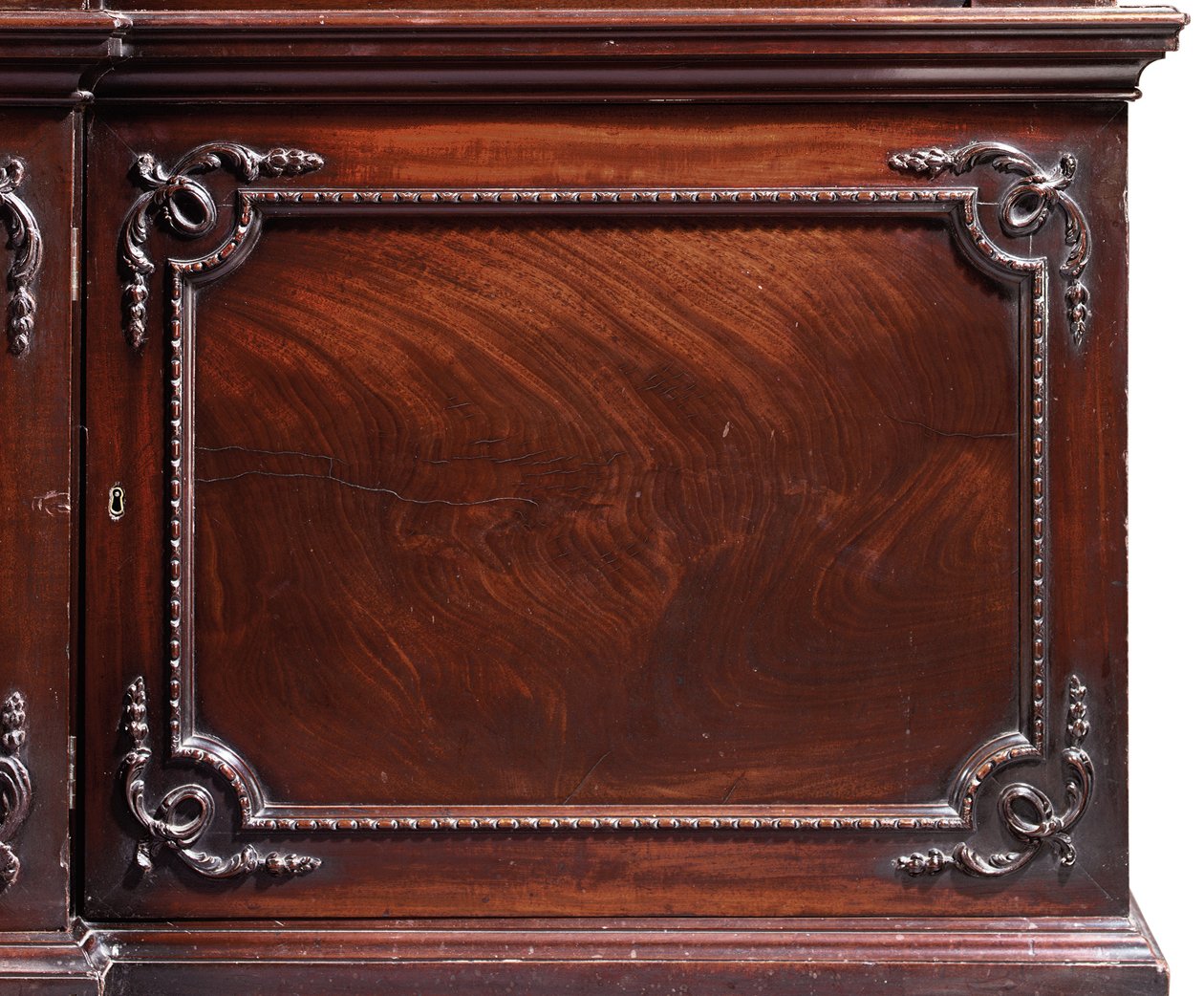 Ein George III Bücherschrank mit gebrochenem Front von Thomas Chippendale