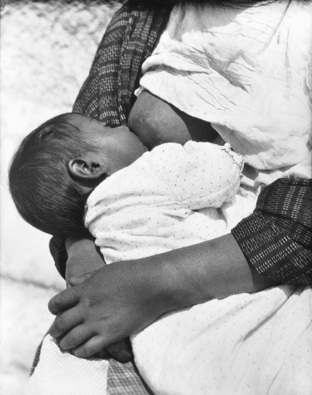 Baby beim Stillen (Conchita mit ihrer Mutter Luz Jimenez), Mexiko-Stadt, 1926 von Tina Modotti