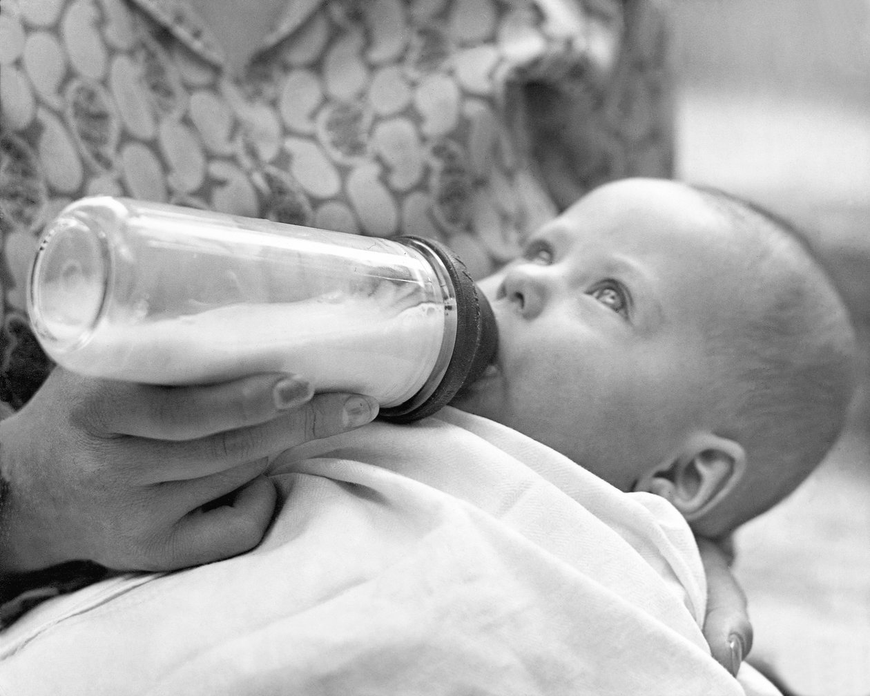 Baby mit Flasche, Mexiko-Stadt, 1929 von Tina Modotti