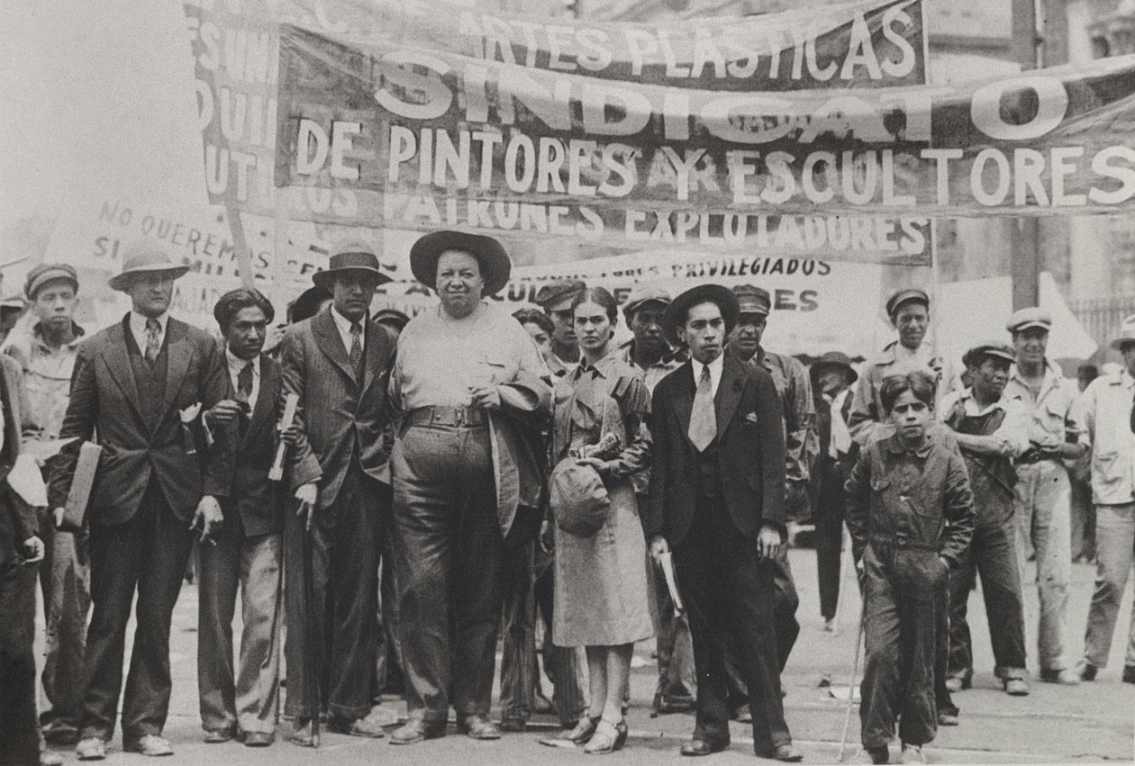 Diego Rivera und Frida Kahlo bei der Maiparade, Mexiko-Stadt, 1. Mai 1929 von Tina Modotti