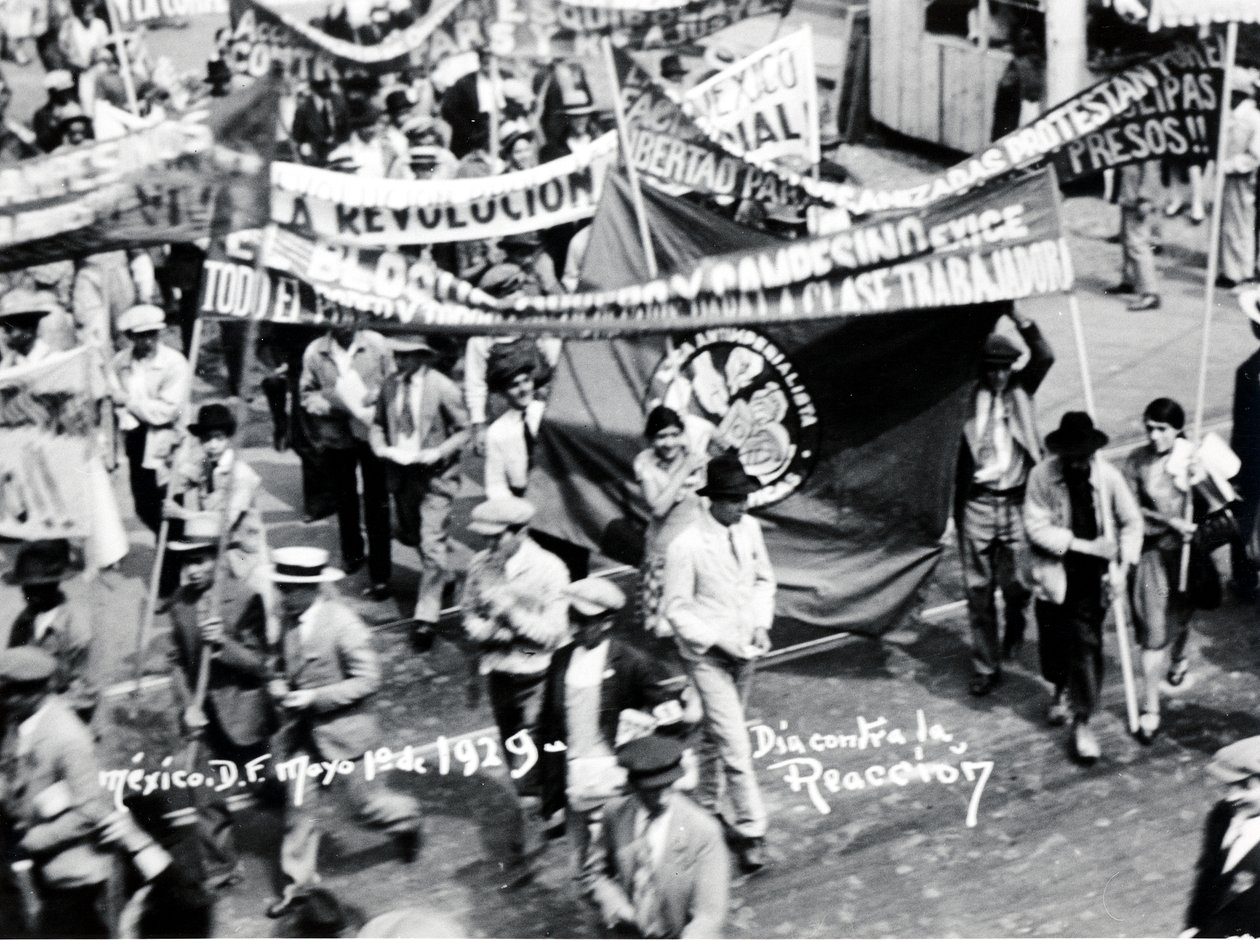 Marsch der Arbeiter, Mexiko-Stadt, Maifeiertag 1929 von Tina Modotti