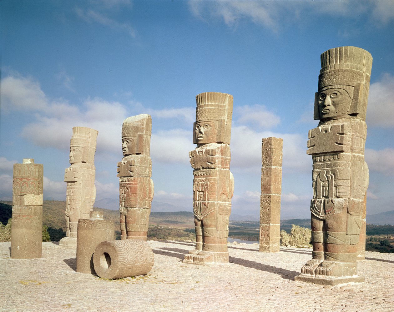 Die atlantischen Säulen auf der Spitze von Pyramide B, präkolumbisch von Toltec