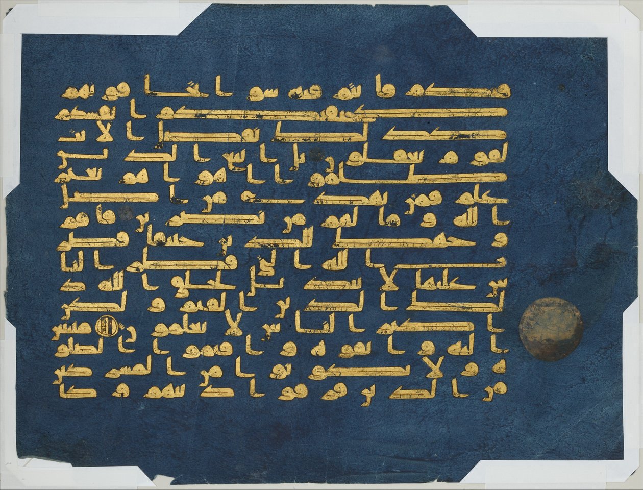 Folio aus dem Blauen Koran, hergestellt in Tunesien, möglicherweise Kairouan, zweite Hälfte des 9. bis Mitte des 10. Jahrhunderts (Gold & Silber auf indigogefärbtem Pergament) von Tunisian School Tunisian School