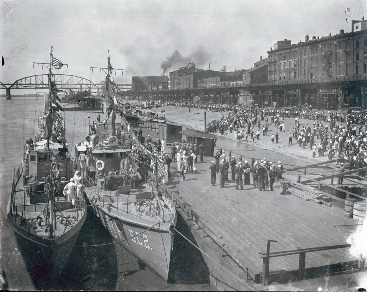 Menschenmenge am Flussufer begrüßt U.S. Navy U-Boot-Abwehrflottille, 13. Juni 1919 von Unbekannt Unbekannt