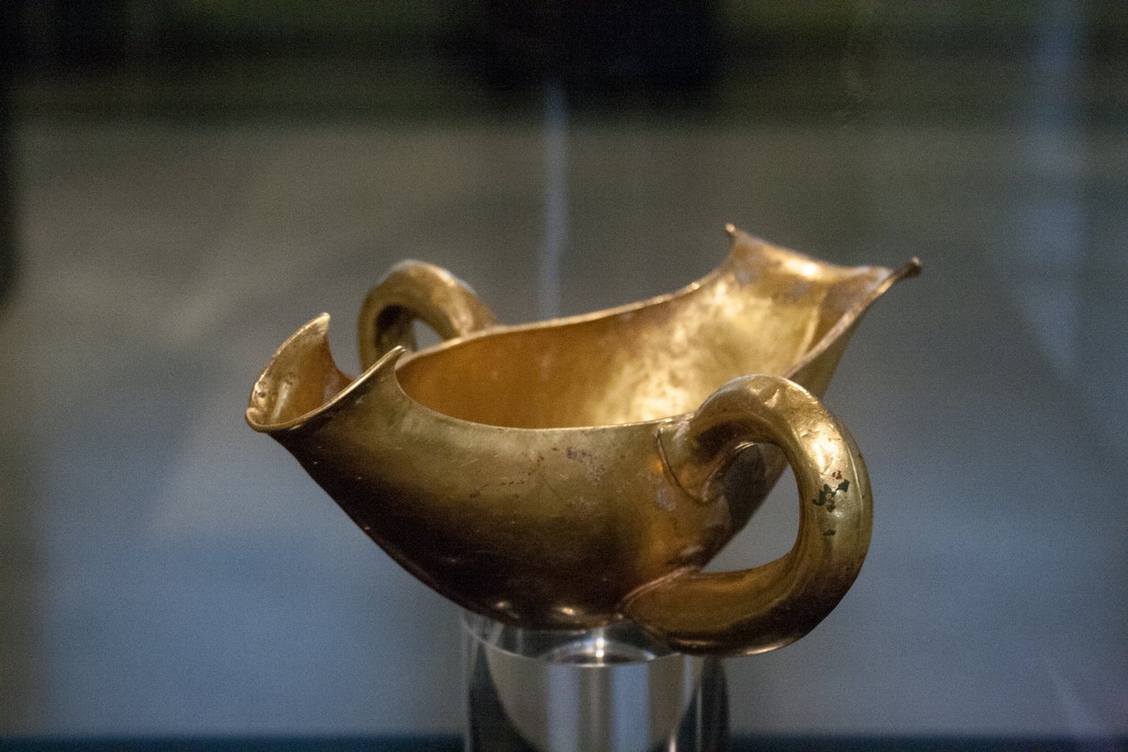 Goldene Sauciere mit zwei Henkeln von Unbekannt Unbekannt