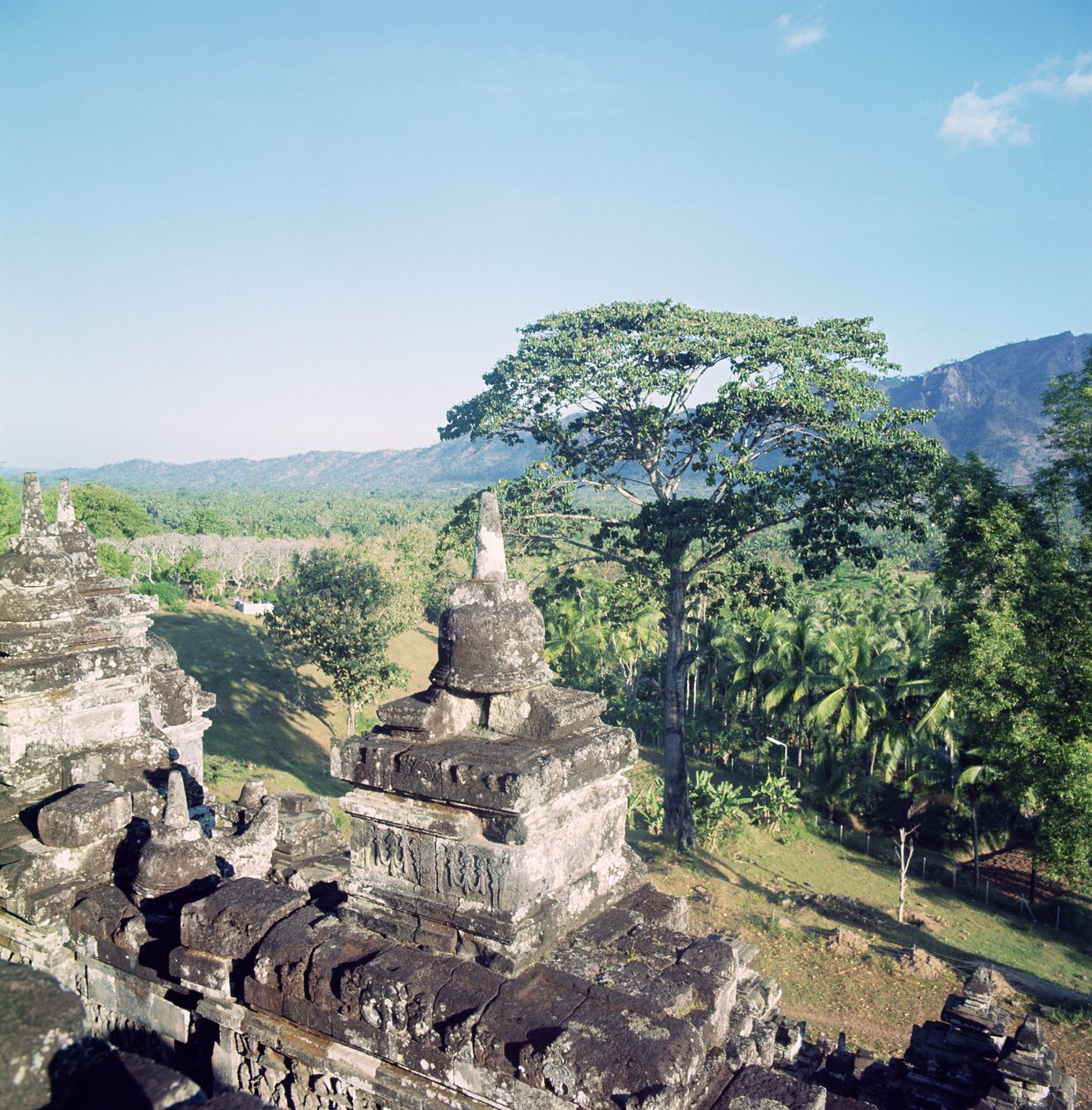 Ansicht vom Denkmal mit Balustrade, gekrönt mit kleinen Stupas oder Dagobs, errichtet ca. 800 von Unbekannt Unbekannt