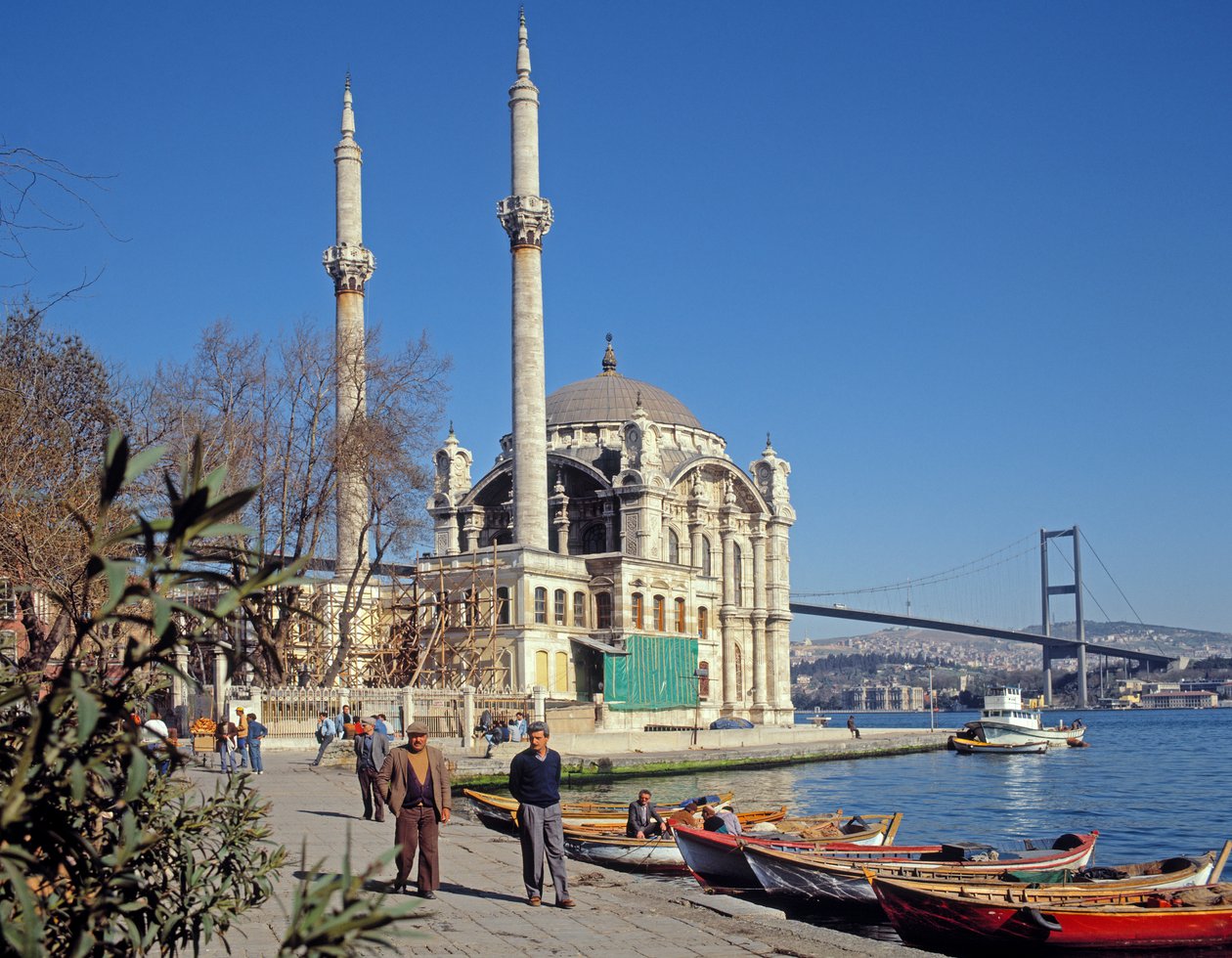 Ansicht der Moschee von Abdulmecid in Ortakoy mit der Bosporus-Brücke im Hintergrund von Unbekannt Unbekannt
