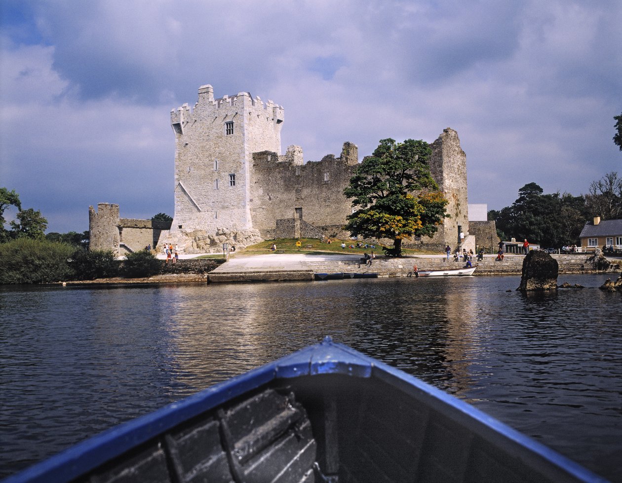 Blick auf das Schloss von einem Boot von Unbekannt Unbekannt