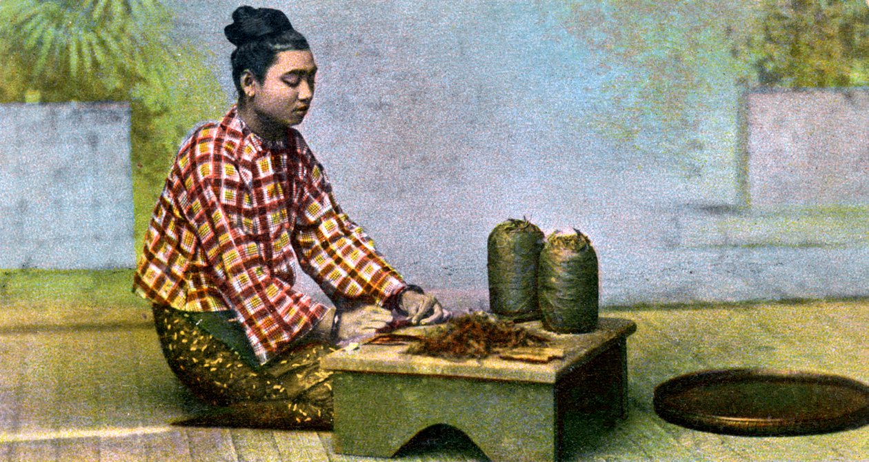 Eine burmesische Frau macht Zigarren, um 1900 von Unbekannt