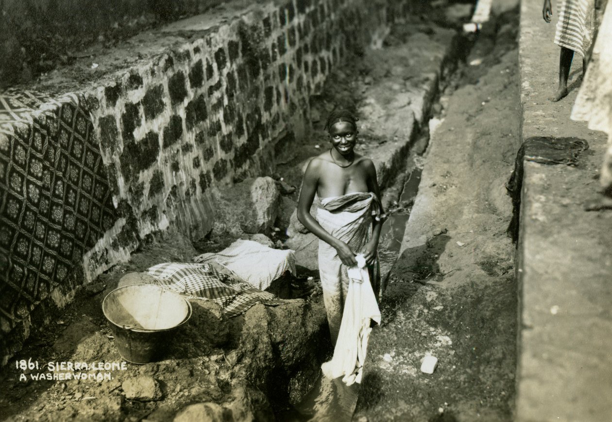 Eine Wäscherin, Sierra Leone, 20. Jahrhundert von Unbekannt