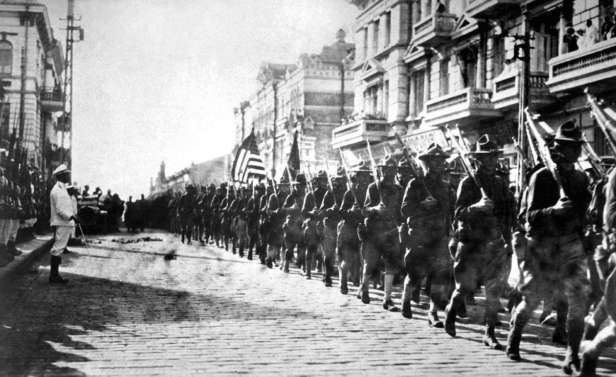Amerikanische Truppen paradieren in Wladiwostok, Russland, 1918 von Unbekannt