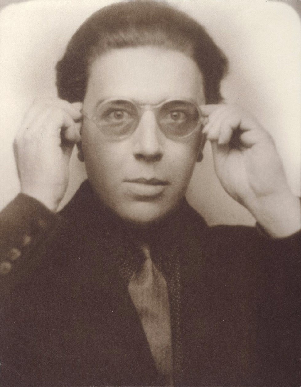 André Breton mit Brille von Unbekannt