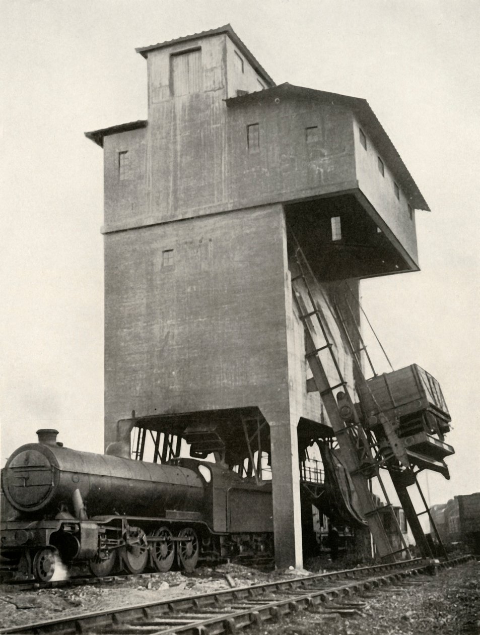 Automatische Kohlenverladung am Bahnhof Hornsey, Middlesex, 1935 von Unbekannt