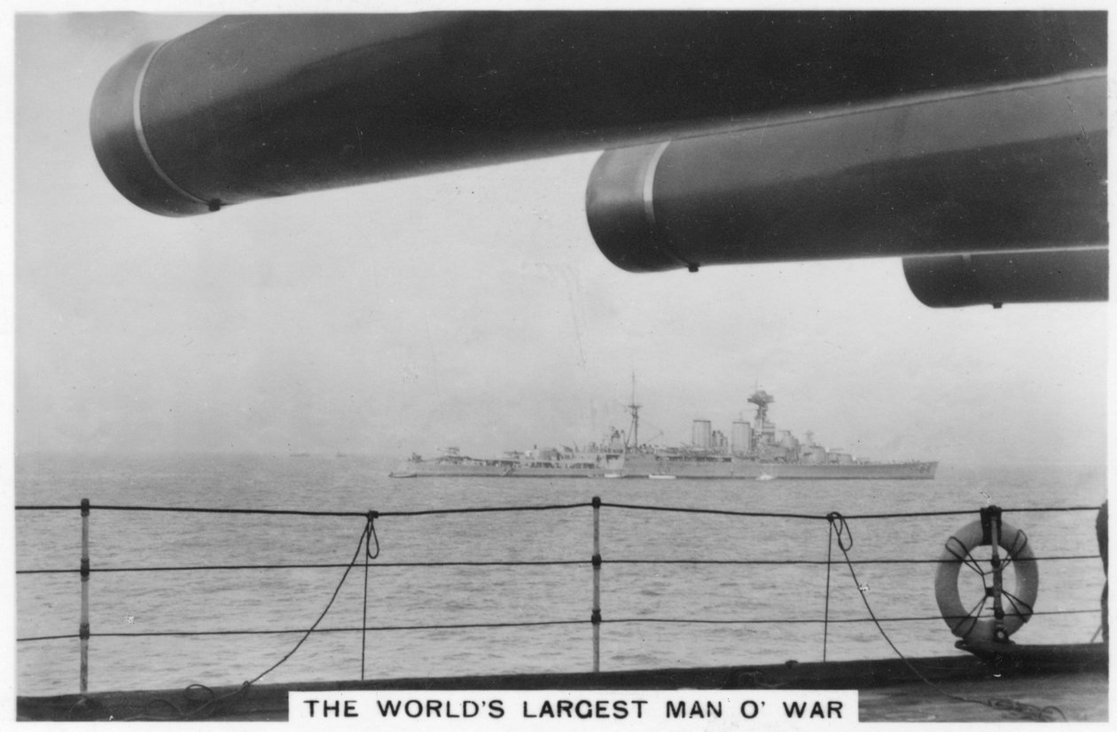 Schlachtkreuzer HMS Hood, gesehen von der HMS Nelson, 1937 von Unbekannt