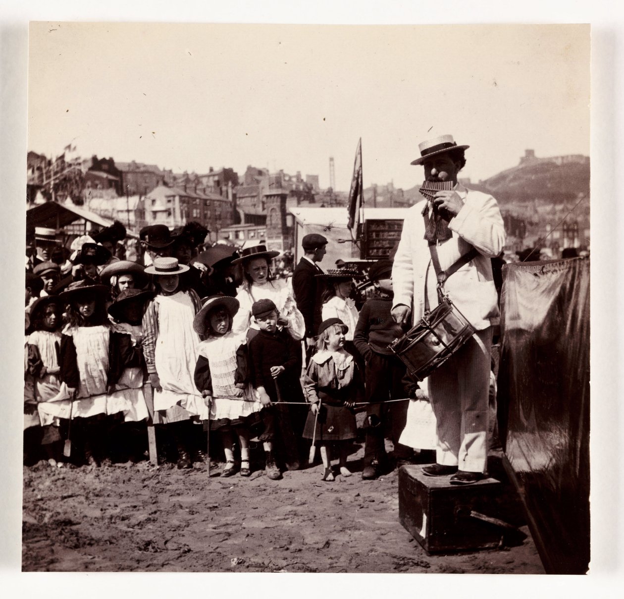 Strandunterhalter, um 1905 von Unbekannt