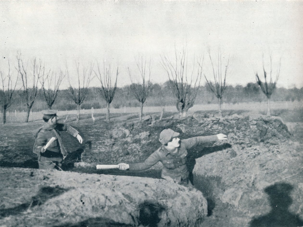 Britische Soldaten üben das Werfen von Handgranaten, um 1914 von Unbekannt