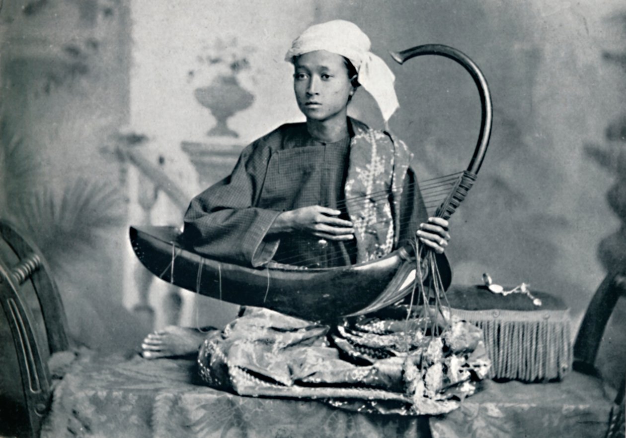 Burmesischer Harfenspieler, 1902 von Unbekannt