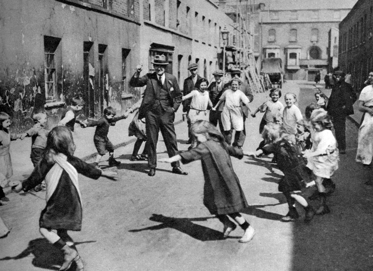 Kinder tanzen auf der Straße, London, 1926-1927 von Unbekannt