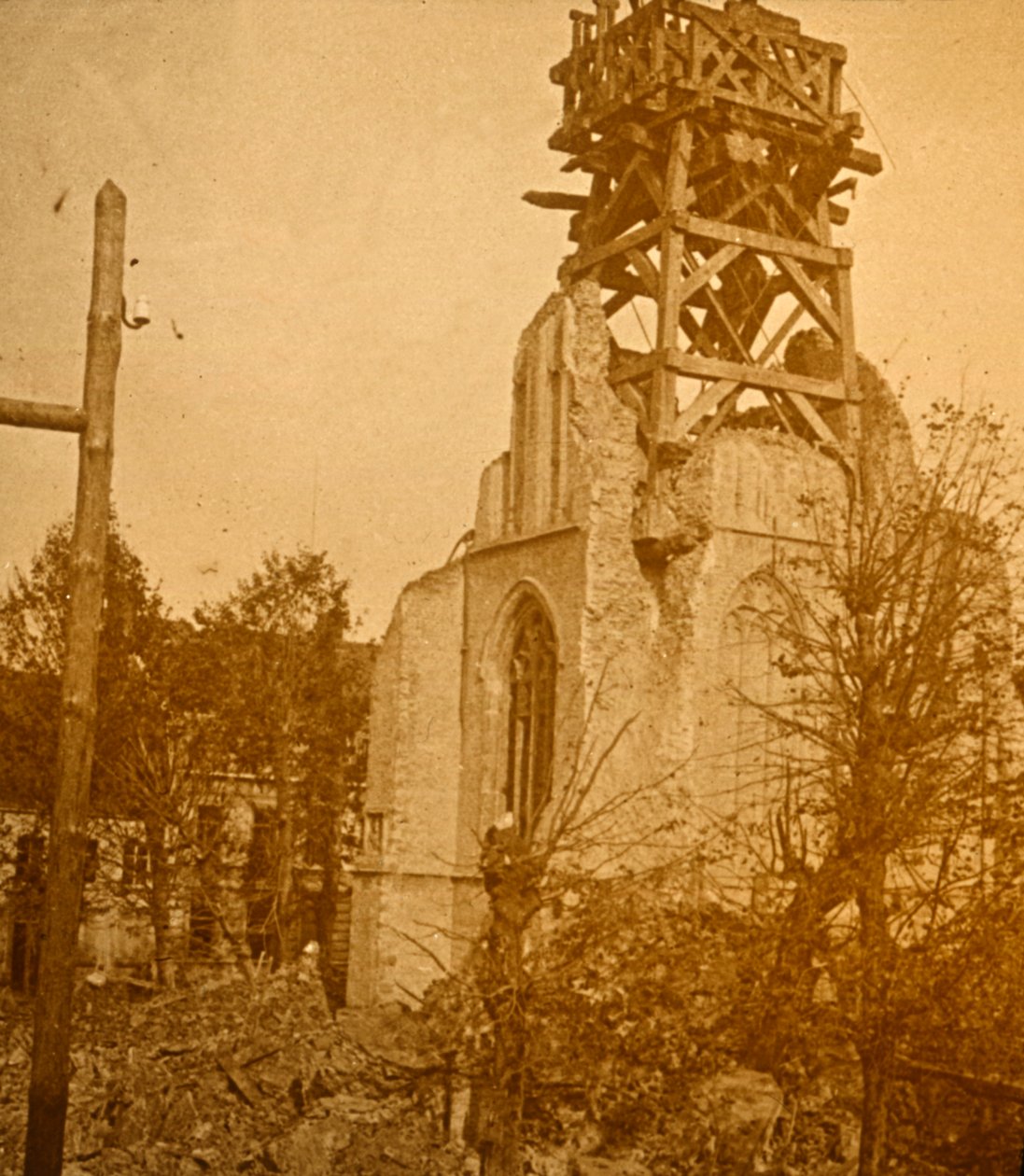 Beschädigte Kirche von Unbekannt