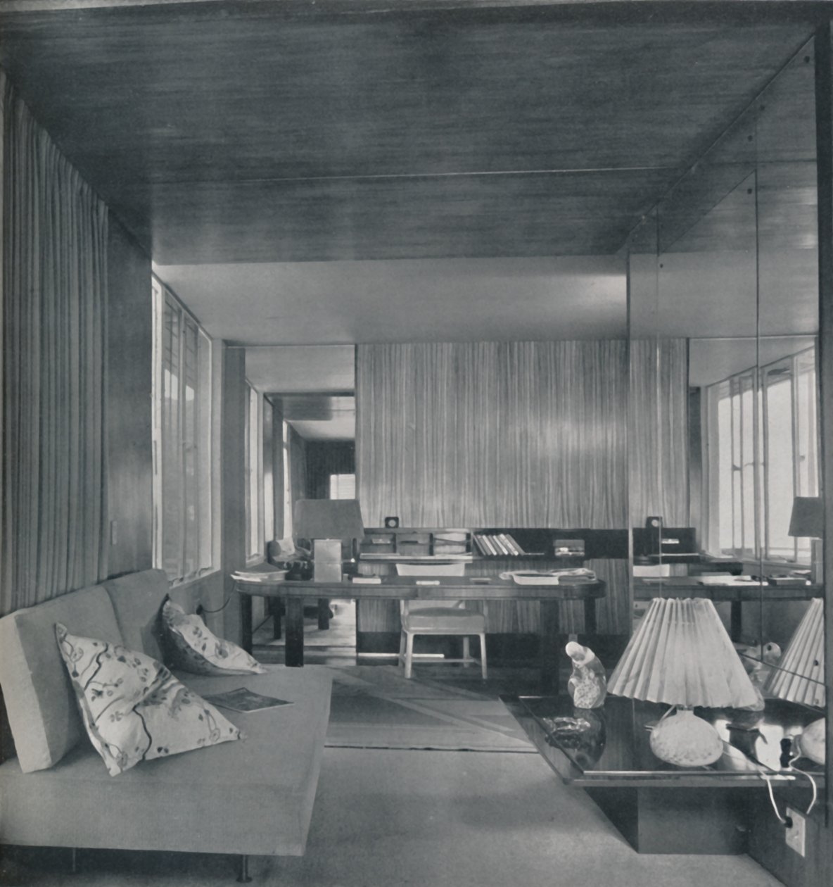 Schreibtisch im Schlafzimmer-Wohnzimmer, 1942 von Unbekannt