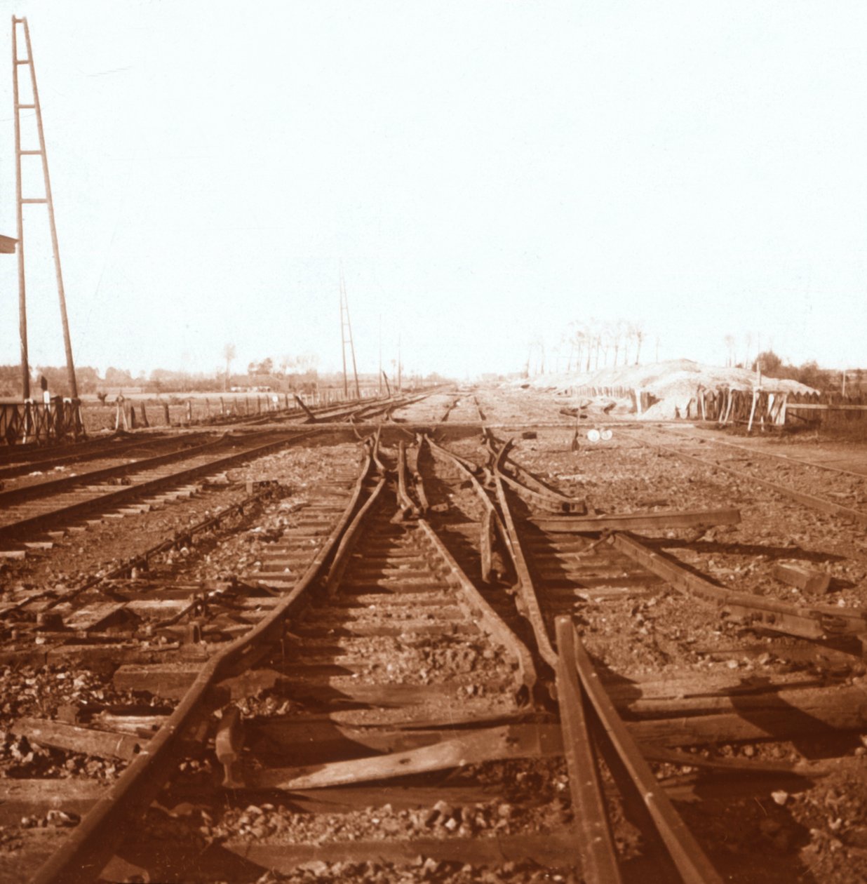 Zerstörte Eisenbahnschienen, Roeselare, Flandern, Belgien, ca. 1914-ca. 1918 von Unbekannt