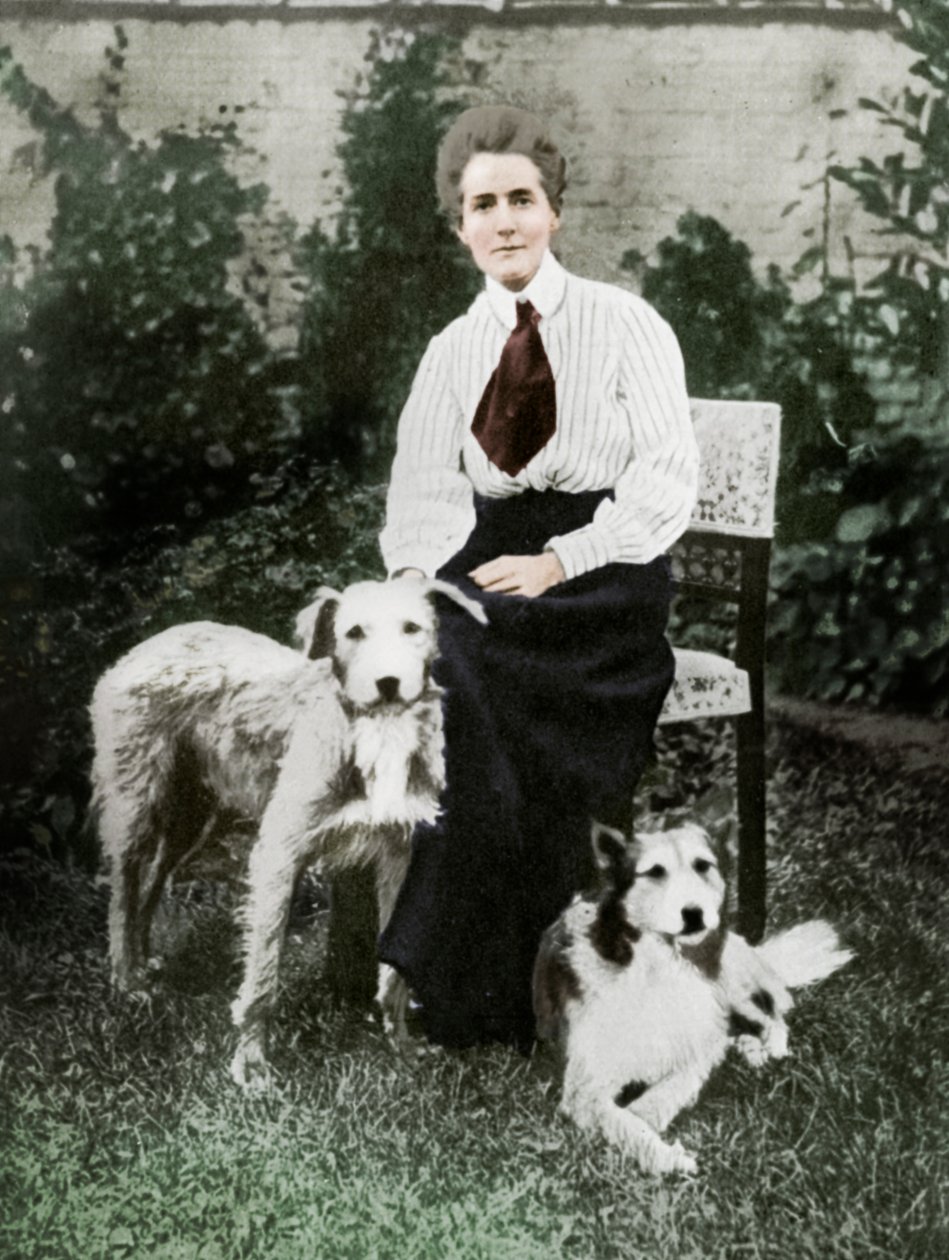 Edith Cavell mit ihren Haustieren, um 1915 von Unbekannt