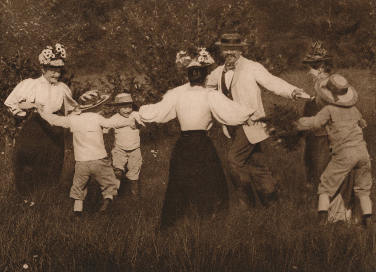 Familie spielt Spiele auf einem Feld, 1937 von Unbekannt