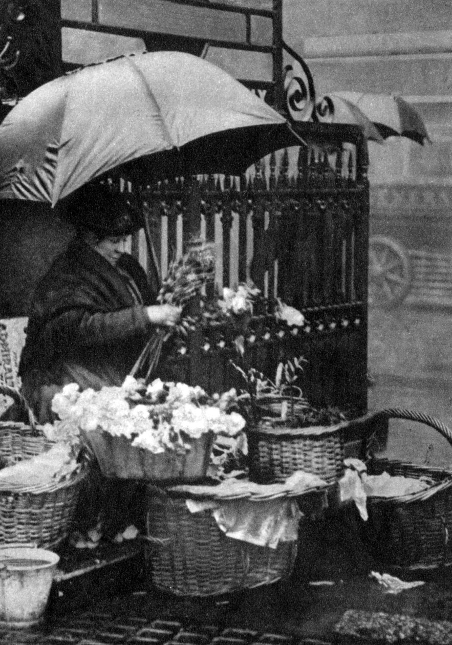 Blumenverkäuferin, Piccadilly Circus, London, 1926-1927 von Unbekannt