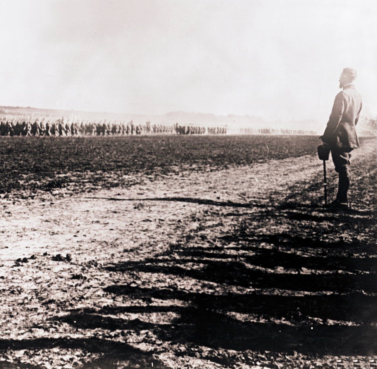 General Henri Gouraud inspiziert Truppenfeld von Unbekannt
