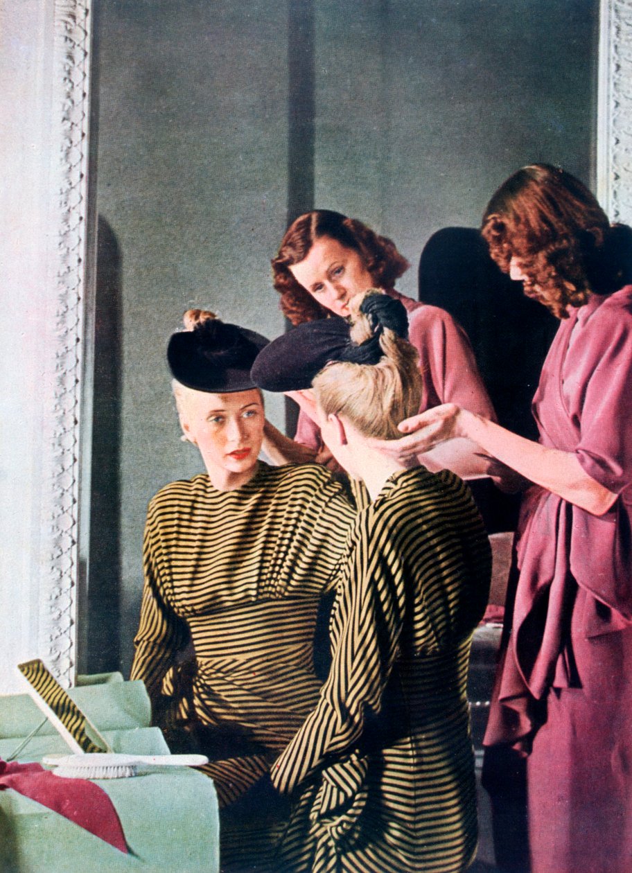 Deutsche Frauenmode, 1942 von Unbekannt