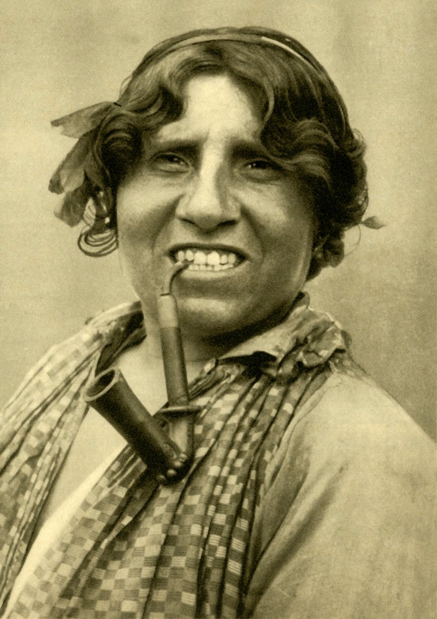 Zigeunerin raucht eine Pfeife, Burgenland, Österreich, ca. 1935 von Unbekannt