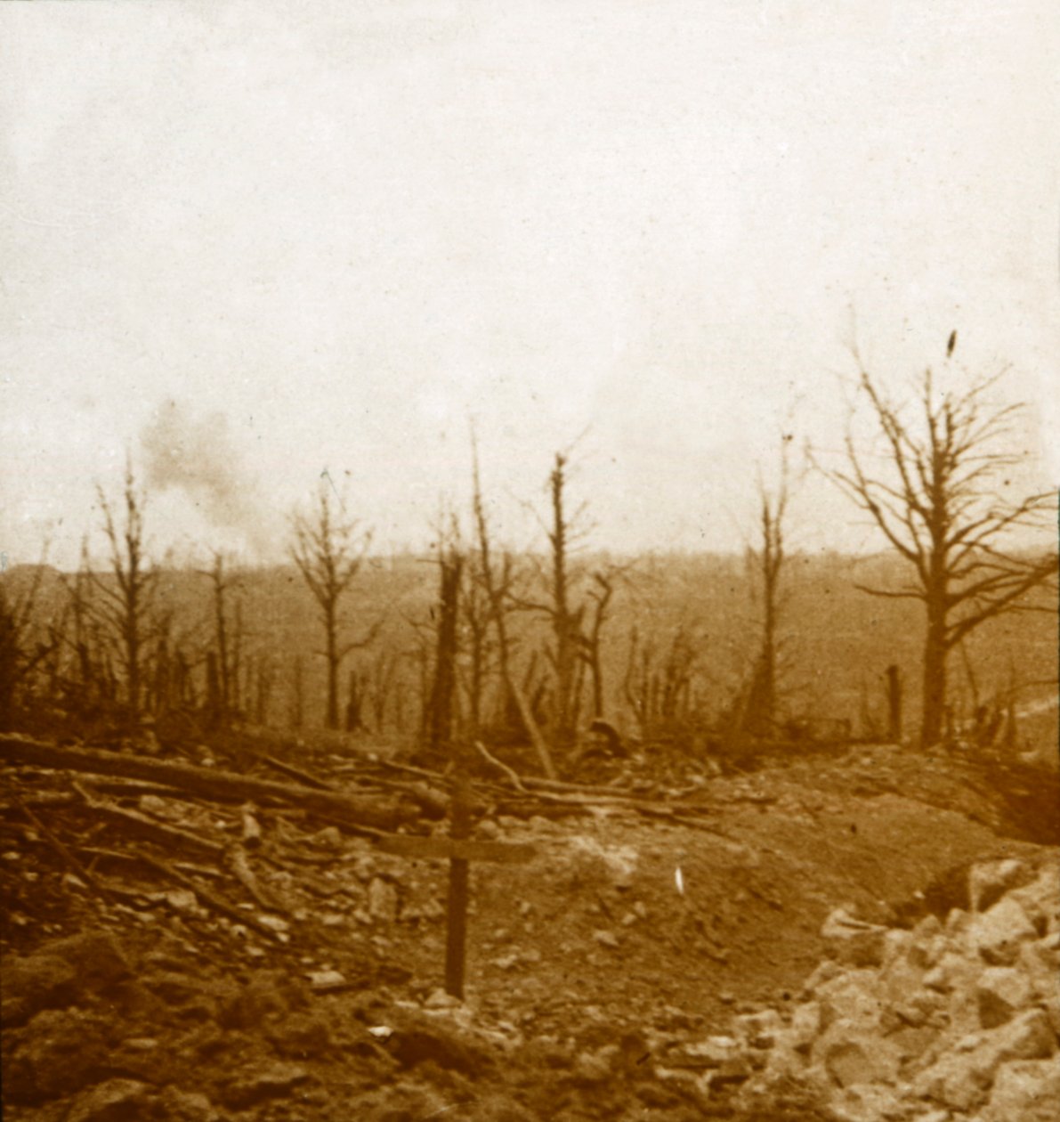 Gräber und Bombardierung, Fleury, Frankreich, ca. 1914-1918 von Unbekannt